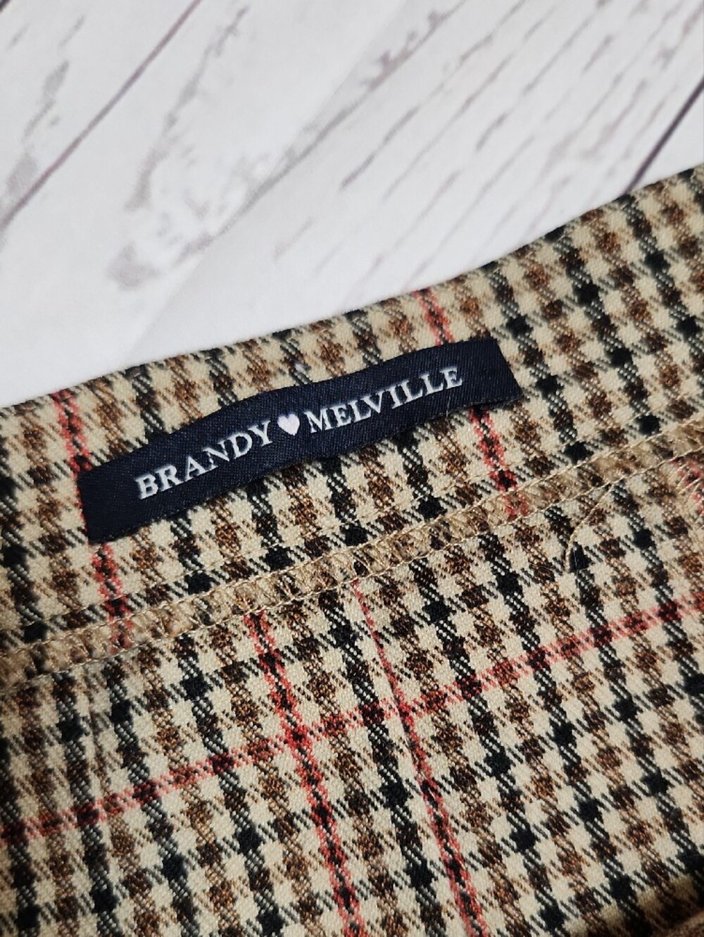 Brandy Melville Houndstooth Pleated Mini Skirt in Tan and Black - Picture 2 of 3